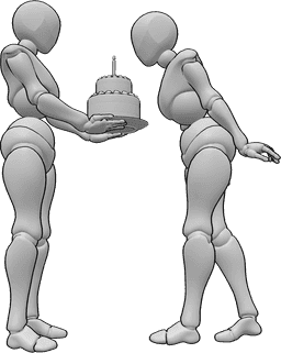 Posen-Referenz- Pose des Kerzenausblasens - Eine Frau hält einen Geburtstagskuchen und die andere Frau bläst die Kerze aus
