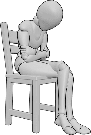 Référence des poses- Position assise croisée et affaissée - Une femme triste est assise sur une chaise, les bras et les jambes croisés, et regarde vers le bas.